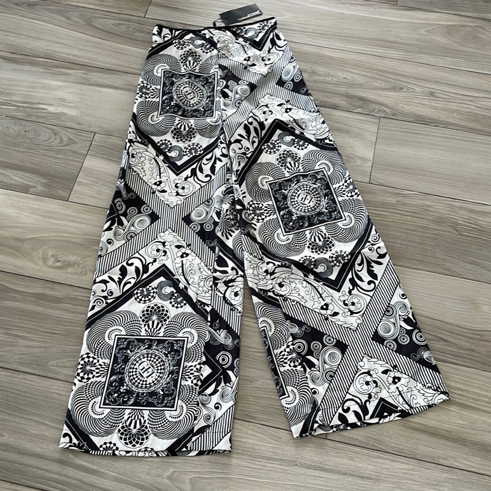 COPY - NWT Gianfranco Ferre palazzo pants silky flowy Italian 40 black and white